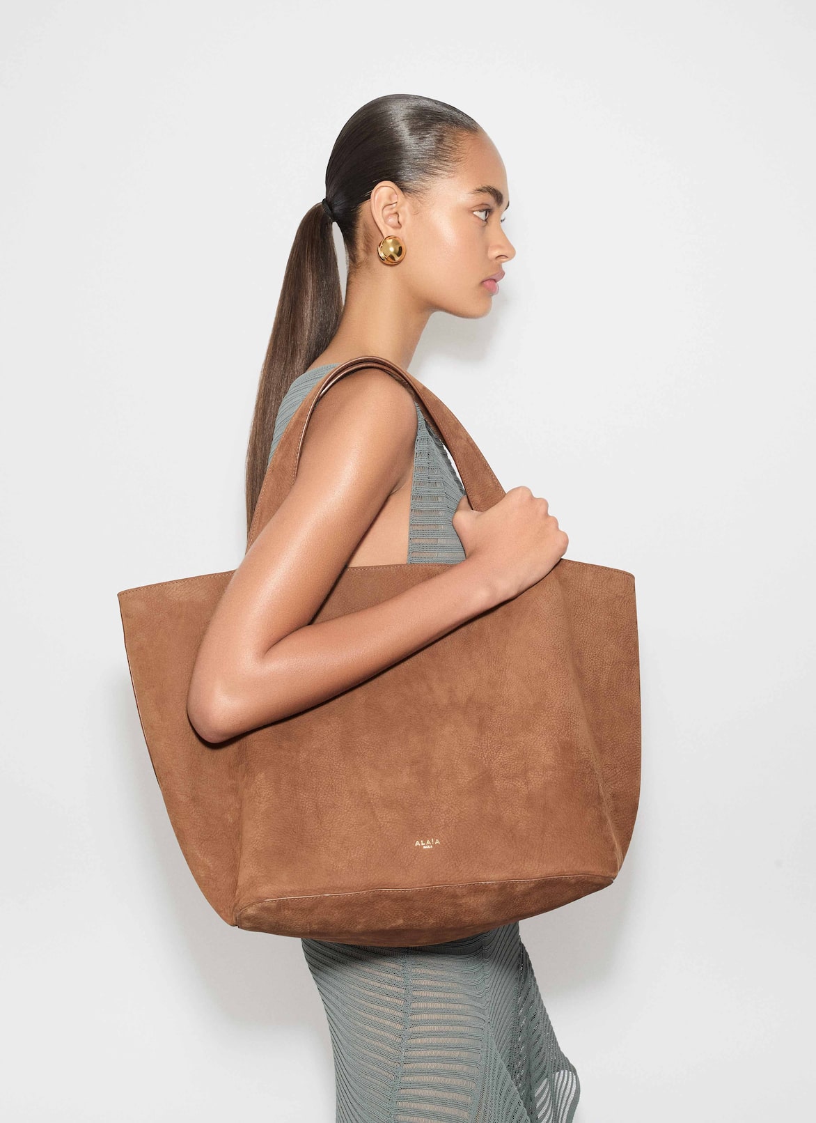 LE CABAS BAG IN NUBUCK ALAÏA UMBER LE CABAS BAG IN NUBUCK